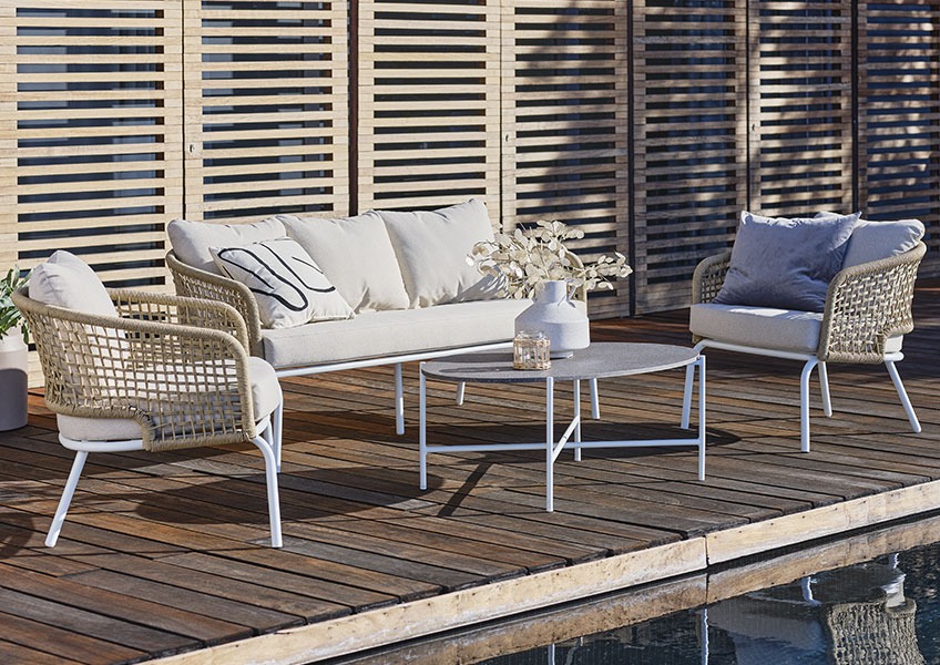 DYVIG lounge set Quick-dry lounge set in natural coloured wicker and off-white cushions