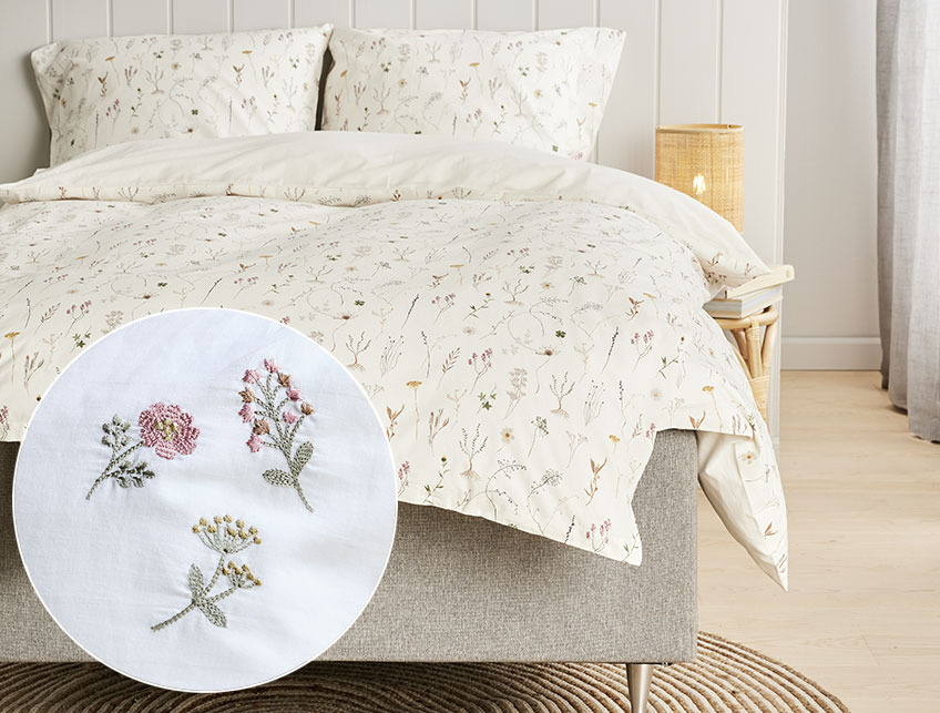 Lenjerie de pat cu flori într-un dormitor luminos