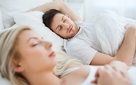 Somnul alături de partener: sfaturi pentru a dormi mai bine în doi