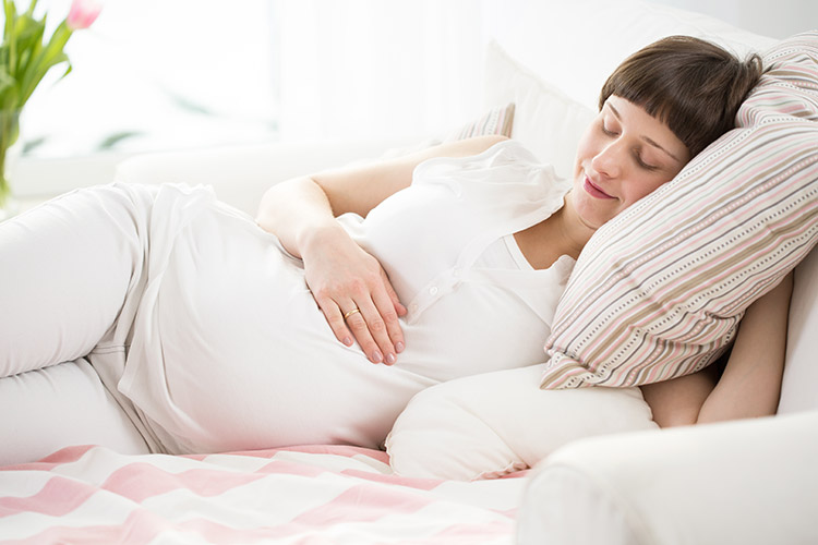 Cea mai buna pozitie de somn in timpul sarcinii